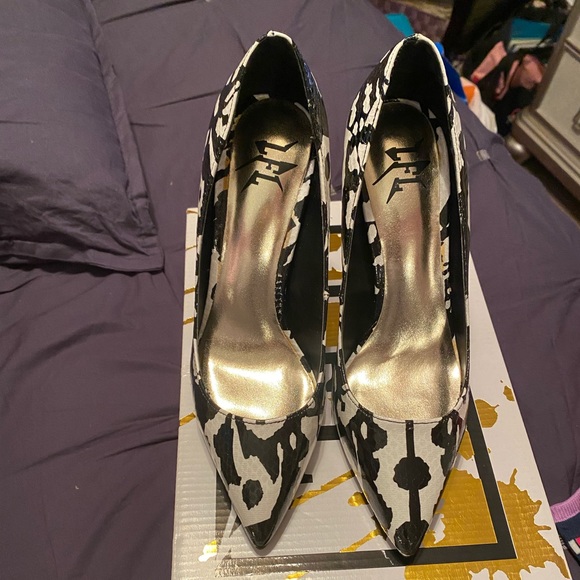 Black and white pointed toe heels - Picture 3 of 3